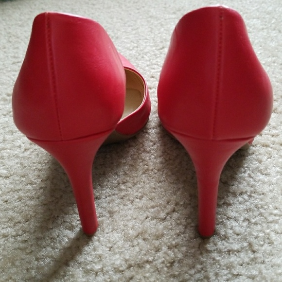 - - - - ANA RED PUMPS SIZE 8M - Picture 4 of 5